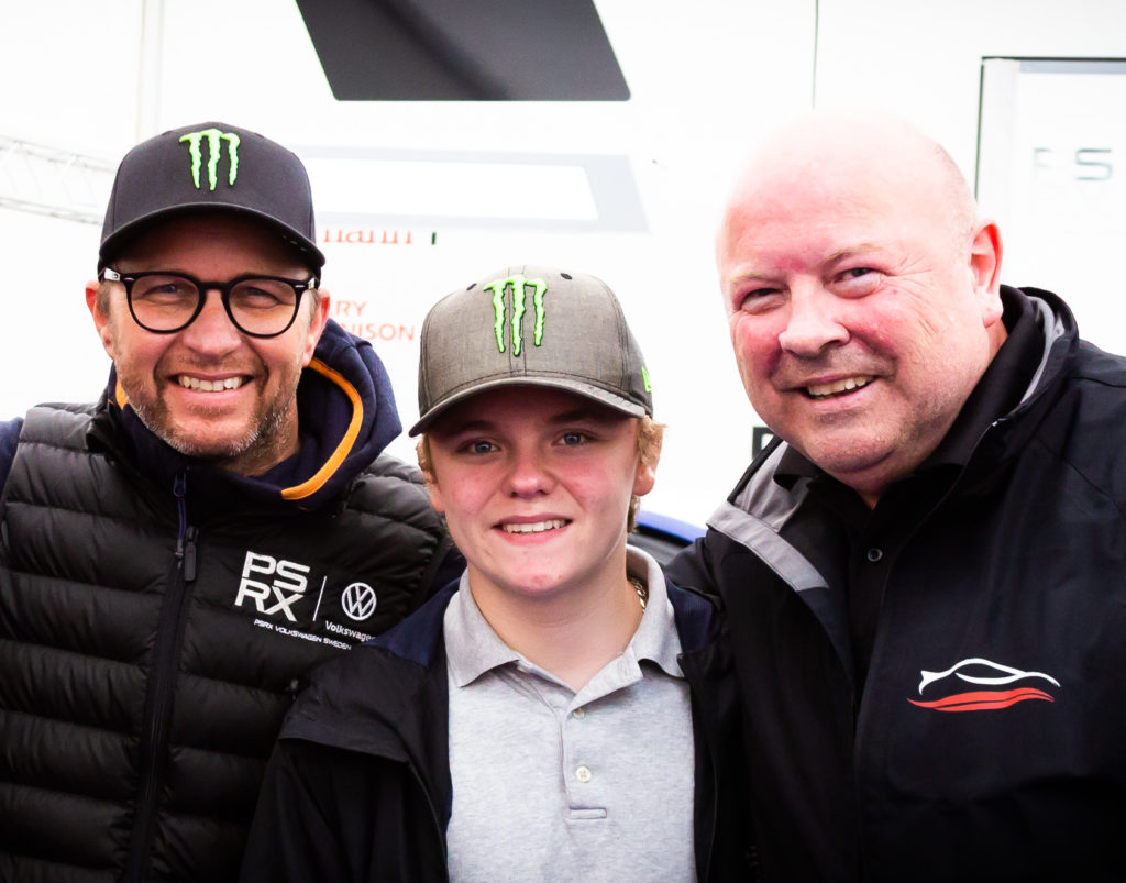 Petter og Oliver Solberg sammen med løpsleder Jan Helge Nilssen.